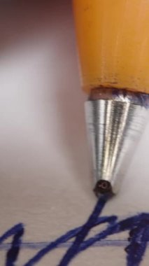 Dikey video. Kağıda kalemle karalıyorlar, kamera da mürekkebi yakından takip ediyor. Sondaki top sızdırıyor..