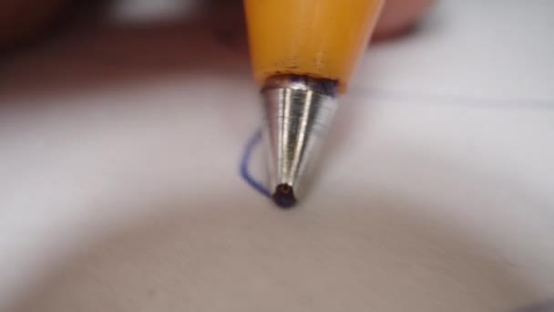 Długopis Rysuje Coś Papierze Dolly Suwak Ekstremalne Zbliżenie — Wideo stockowe