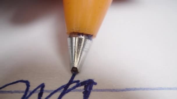 紙にペンで書いたり カメラはインクに密接に従います 最後のボールが漏れている — ストック動画