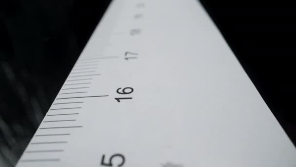 沿着尺子移动 停留在20厘米处 用铅笔做一个记号 多利滑翔机极端特写 — 图库视频影像