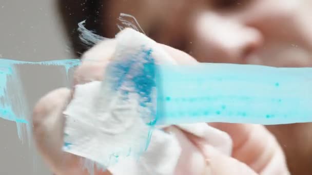 Чоловік Витирає Блакитну Фарбу Склі Концепцію Вандалізму Вікнах Вид Протилежної — стокове відео