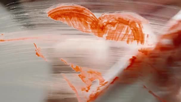 Serce Narysowane Szkle Czerwoną Farbą Człowiek Pluje Nią Wyciera Szmatką — Wideo stockowe