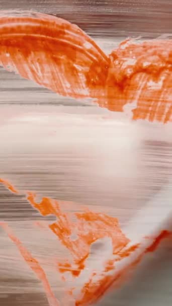 Vídeo Vertical Corazón Dibujado Vidrio Con Pintura Roja Hombre Escupe — Vídeos de Stock