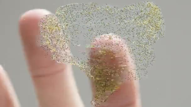 Froto Pegamento Brillo Dorado Vidrio Con Dedo Creando Una Forma — Vídeo de stock