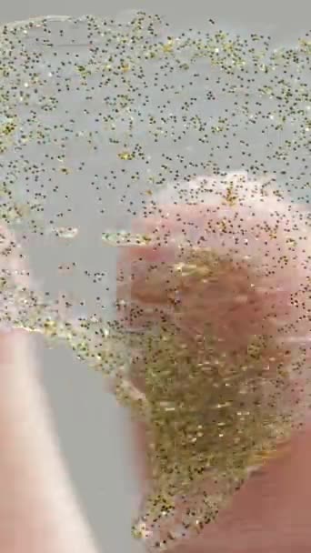Vídeo Vertical Froto Pegamento Brillo Dorado Vidrio Con Dedo Creando — Vídeo de stock