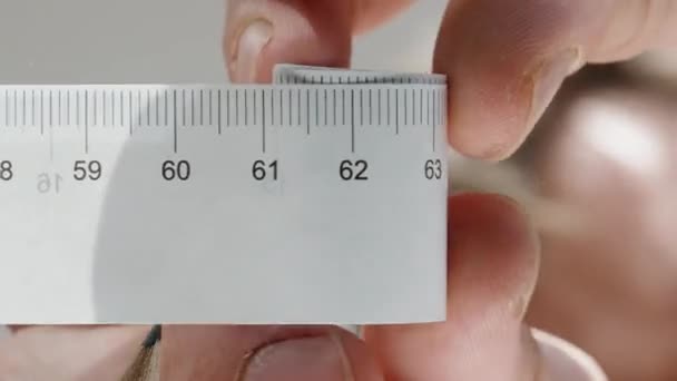 Tangan Pria Itu Memutar Penggaris Kertas Pada Kaca Pandangan Bawah — Stok Video