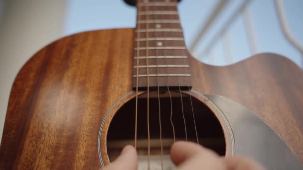 Guitarra Tocando Primer Plano Vibraciones Cuerda Con Movimientos Onda Exposición — Vídeos de Stock