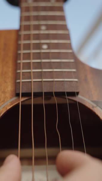Vídeo Vertical Guitarra Tocando Primer Plano Vibraciones Cuerda Con Movimientos — Vídeo de stock