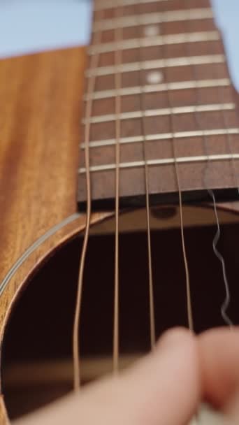 Вертикальное Видео Short Camera Exposure Capposure String Movement Guitar Close — стоковое видео