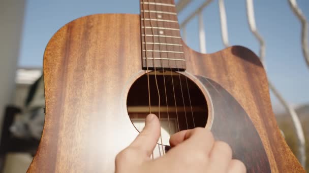 Tocando Guitarra Sol Sob Céu Aberto Vibrações Cordas Incomuns Capturadas — Vídeo de Stock