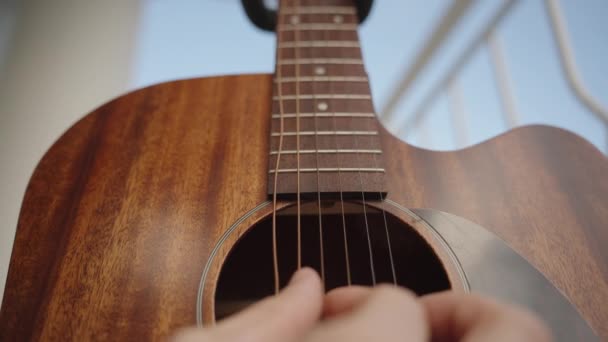 Een Man Hand Spelen Van Een Houten Gitaar String Trillingen — Stockvideo