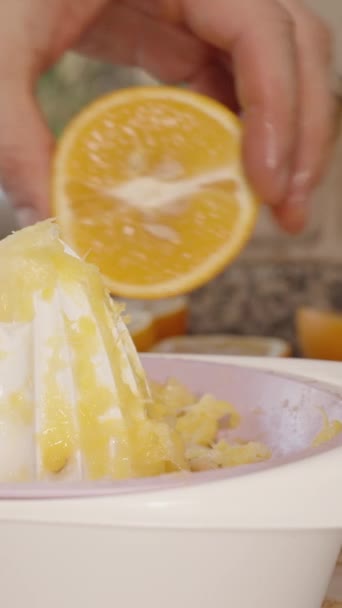 Dikey Video Bir Adam Meyve Sıkacağı Kullanarak Portakaldan Meyve Suyu — Stok video