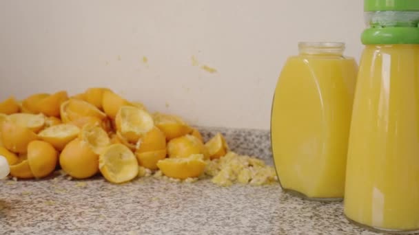Två Stora Kanna Färskpressad Hemmagjord Apelsinjuice Med Högar Skal Och — Stockvideo