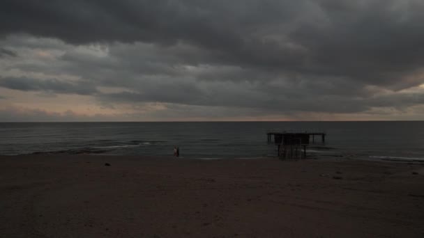 Pobřežní Pláž Při Západu Slunce Pod Bouřkovými Mraky — Stock video