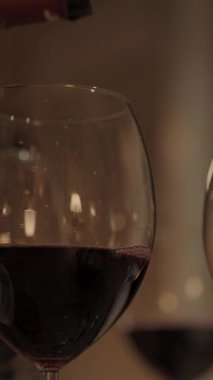 Garson Şarabı Dört Bardağa Dolduruyor, Işığı Soludu, Gözlüklerdeki Lambanın Yansıması.