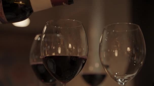Garçom Derramando Vinho Quatro Copos Luz Subjugada Reflexo Lâmpada Nos — Vídeo de Stock