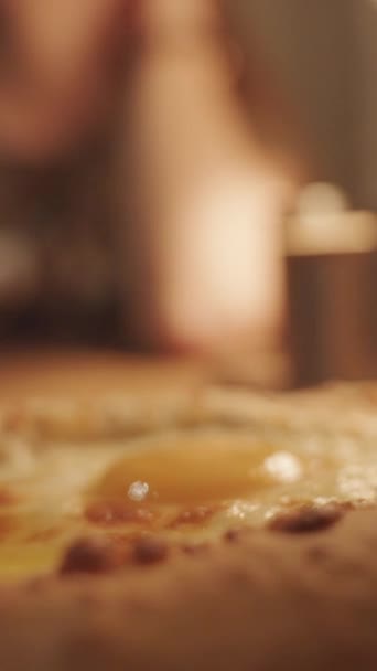 Хачапурі Аджарі Занурюючи Шматочок Хліба Яйце Вечеря Ресторані Грузинської Кухні — стокове відео
