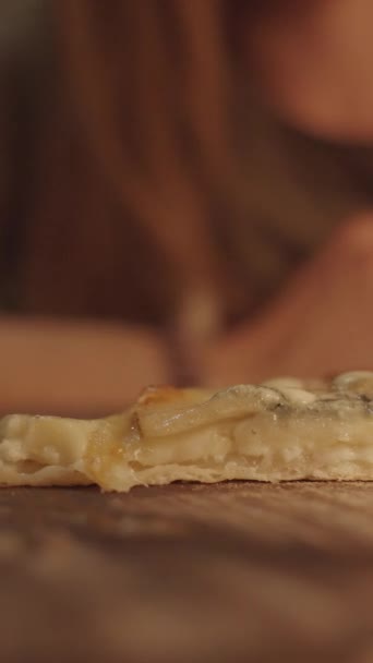 Het Laatste Stukje Pizza Een Vrouw Neemt Het Van Dichtbij — Stockvideo