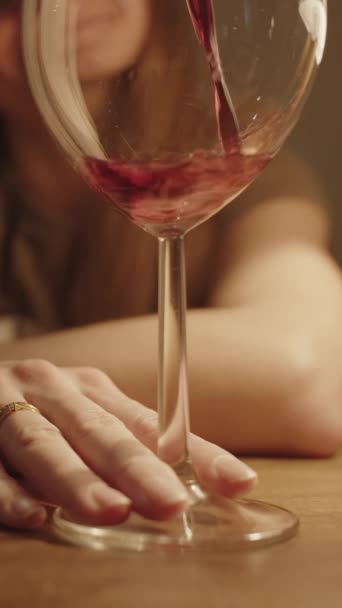 Uma Mulher Mesa Segura Copo Espera Que Vinho Tinto Seja — Vídeo de Stock