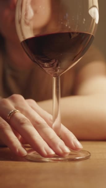 Bir Kadın Kırmızı Şarabı Bardakta Karıştırır Masanın Üzerindeki Lambadan Gelen — Stok video