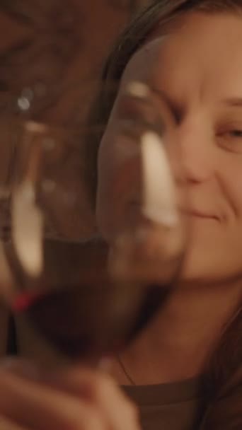 Radosna Młoda Kobieta Patrzy Mnie Popijając Czerwone Wino Szklanki Cinematic — Wideo stockowe