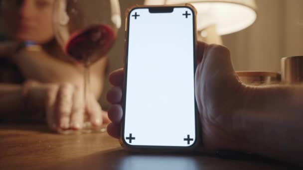 Smartfon Makietą Białego Ekranu Znacznikami Śledzącymi Data Restauracji Ciepłym Światłem — Wideo stockowe