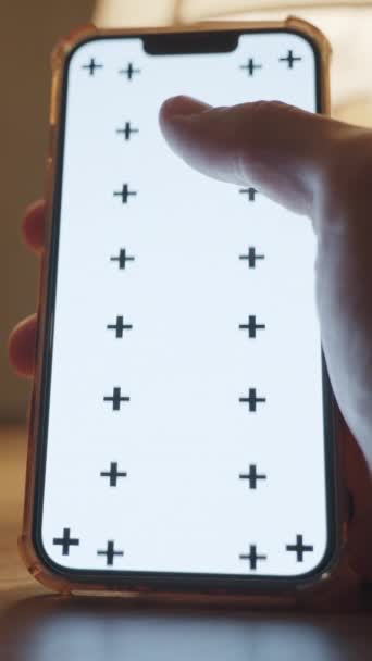 智能手机与一个白色屏幕和跟踪标志的调子 一个擦拭Gesture在屏幕上 一个人的手 背景中的一个女人正在喝红酒 — 图库视频影像