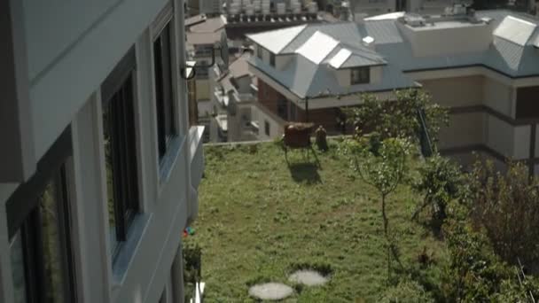Multifamily Dům Pobřežním Městě Pohled Jeho Trávník Moře Dálce Střechami — Stock video
