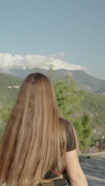 Вертикальное Видео Путешествие Горы Женщина Идущая Асфальтированной Дороге Высоко Горах — стоковое видео