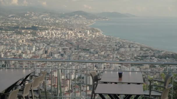 Deniz Şehir Manzaralı Yüksek Bir Dağda Açık Gökyüzünün Altındaki Bir — Stok video