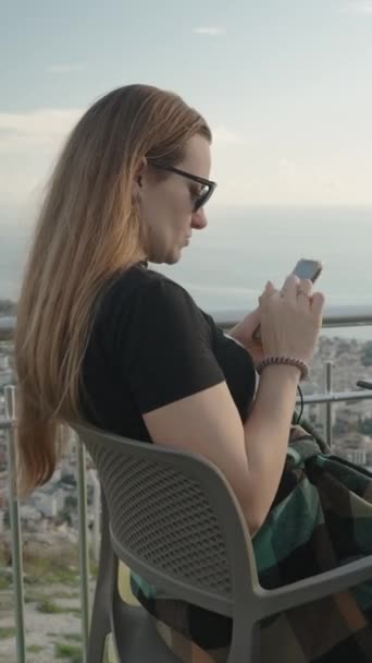 Вертикальне Відео Молода Жінка Кафе Вершині Гори Видом Море Місто — стокове відео