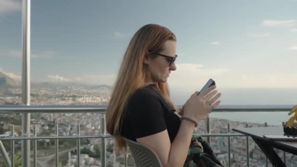 Woman Restaurant Looking Menu His Phone Tabel Bawah Langit Terbuka — Stok Video
