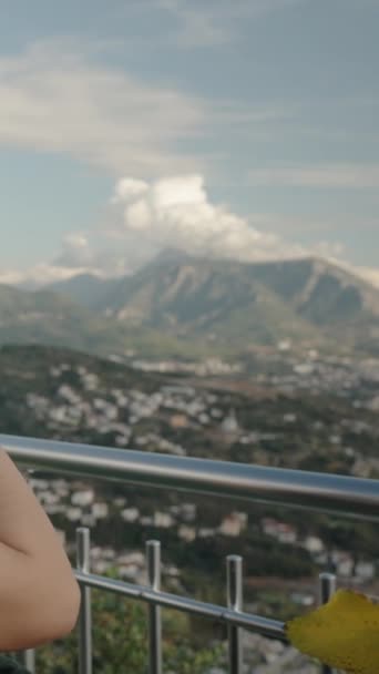 Vertikální Video Mladá Žena Cestuje Pozoruje Město Vysoké Hory Dalekohledem — Stock video