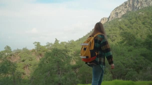 Samotna Kobieta Przytulnej Koszuli Kratę Jasnym Plecaku Wznosi Się Odległą — Wideo stockowe