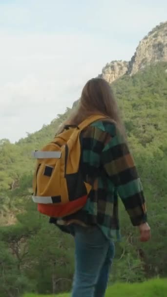 Vertikální Video Solitary Woman Cozy Plaid Shirt Bright Backpack She — Stock video