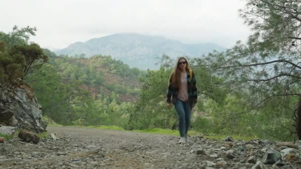 Mujer Joven Solitaria Asciende Camino Rocoso Medio Bosque Coníferas — Vídeos de Stock