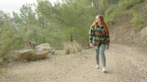 Route Rocheuse Vers Haut Montagne Long Laquelle Une Jeune Femme — Video