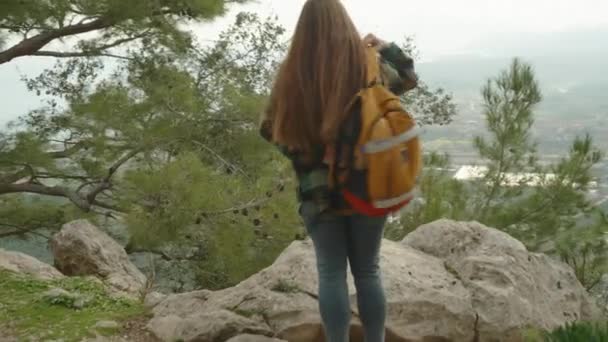 Самотня Жінка Їде Вершину Відпочиваючи Дорозі Вона Одягає Рюкзак Щоб — стокове відео