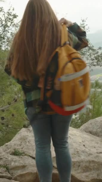 Вертикальное Видео Одинокая Женщина Едет Вершину Отдохнув Дороге Надевает Рюкзак — стоковое видео