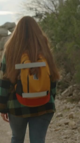 Pionowe Wideo Podróż Młodej Kobiety Szczyt Góry Idzie Plecakiem Wzdłuż — Wideo stockowe