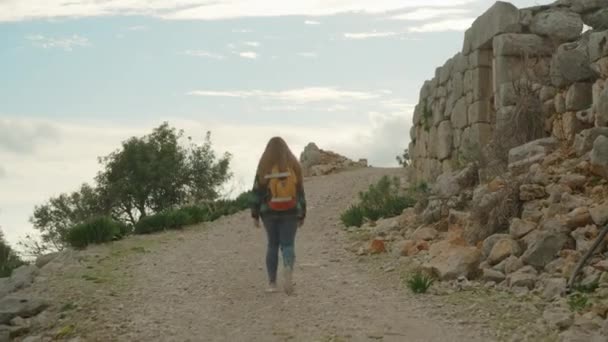 Young Woman Who Ascends Steep Road Mountain Summit Ancient Ruins — Stock Video