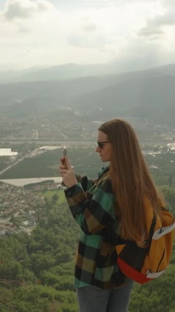 Pionowe Wideo Długowłosy Kobieta Plecakiem Podróżuje Świecie Przechwytując Widoki Góry — Wideo stockowe