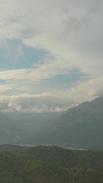 Verticale Video Cinematische Atmosferische Lucht Van Een Hoge Berg Met — Stockvideo