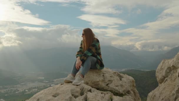 Samotna Młoda Kobieta Siedzi Skale Skraju Otchłani Promieniami Słońca Przebijającymi — Wideo stockowe