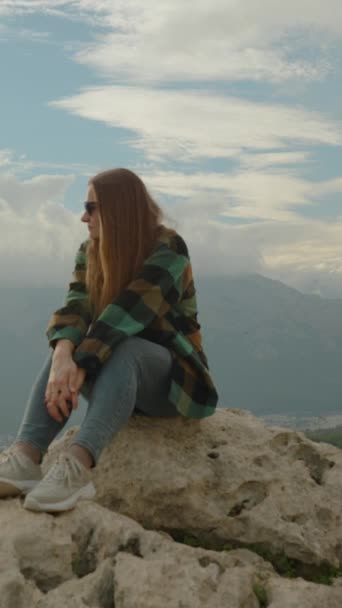 Vertical Video Alone Young Woman Sits Rock Edge Abyss Sunbeams — Stock Video