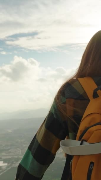 Pionowe Wideo Szczycie Góry Kobieta Ogląda Zachód Słońca Plecak Nią — Wideo stockowe