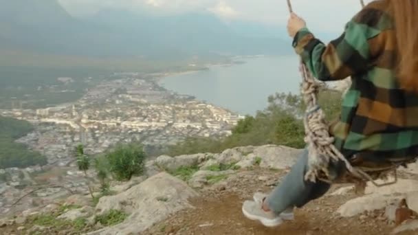 Genç Bir Kadının Etrafındaki Panoramik Bir Manzara Yüksek Bir Dağdan — Stok video