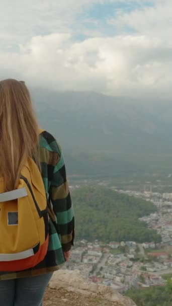 Vertical Video Woman Seeking Thrills Approaches Edge Cliff High Mountain — Stock Video