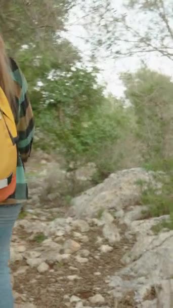 Vertikales Video Junge Frau Läuft Auf Waldweg Navigiert Und Tritt — Stockvideo