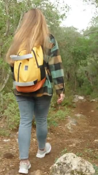 Κάθετο Βίντεο Νεαρή Γυναίκα Περνάει Μέσα Από Πυκνό Δάσος Κάτω — Αρχείο Βίντεο